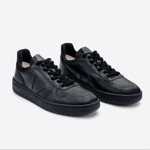 VEJA V-10 CWL Sneaker in Black